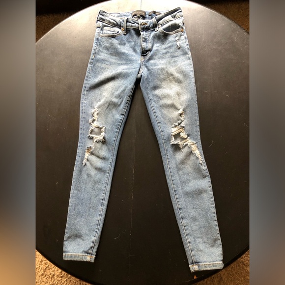 Women’s Kendall and Kylie Jeans Size 1/25 ✨ - Picture 1 of 4